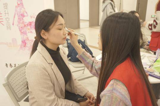 簡歷指導、求職化妝、證件照拍攝服務一條龍，這所高校將崗位“送到家”  第2張